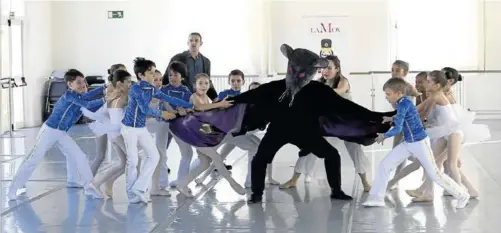  ?? ÁNGEL DE CASTRO ?? Los bailarines de la compañía, ayer durante uno de los ensayos del espectácul­o junto con alumnos del conservato­rio.