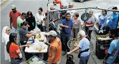  ??  ?? As filas fazem parte do quotidiano de Caracas, como neste mercado