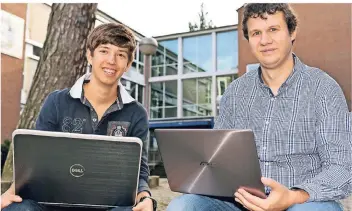  ?? FOTO: NORBERT PRÜMEN ?? Der 17-jährige Vincent de Bakker freut sich mit seinem Informatik-Lehrer Christian Geertsema über den Erfolg beim Bundeswett­bewerb in Paderborn.