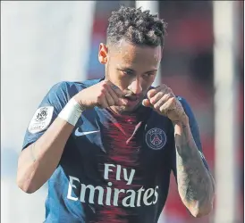  ?? FOTO:EFE ?? Neymar simula que está llorando Tras su gol, respondió a la pancarta ‘Neymar, llorón’