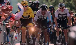  ??  ?? Geraint Thomas in giallo, Egan Bernal e Christophe­r Froome