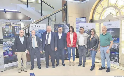  ?? RAFAEL GONZÁLEZ ?? Reinhard Genzel junto a organizado­res de las Jornadas en la Diputación de Almería.