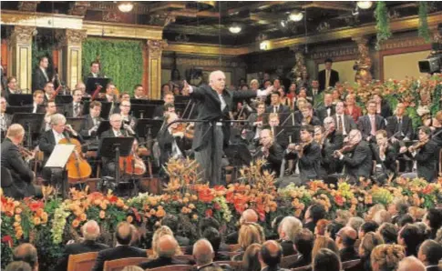  ?? // AFP ?? Barenboim, dirigiendo el Concierto de Año Nuevo en Viena en 2009