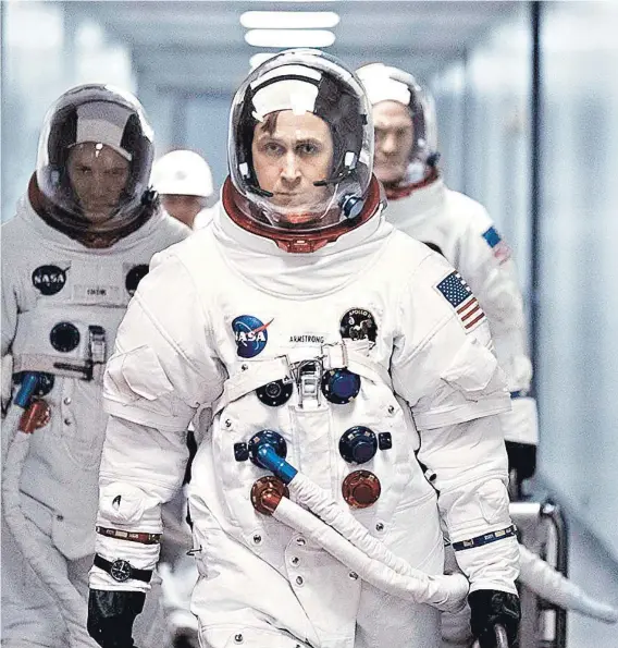  ??  ?? ► Ryan Gosling interpreta a Neil Armstrong en la película sobre la primera misión a la Luna, de Damien Chazelle (La La Land).