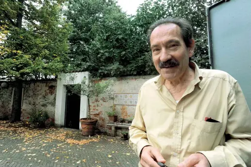  ??  ?? L’autore Lo scrittore Sebastiano Vassalli (1941-2015), scomparso nel luglio scorso: qui è ritratto nel cortile della sua casa in provincia di Novara (foto di Stefano Cavicchi)