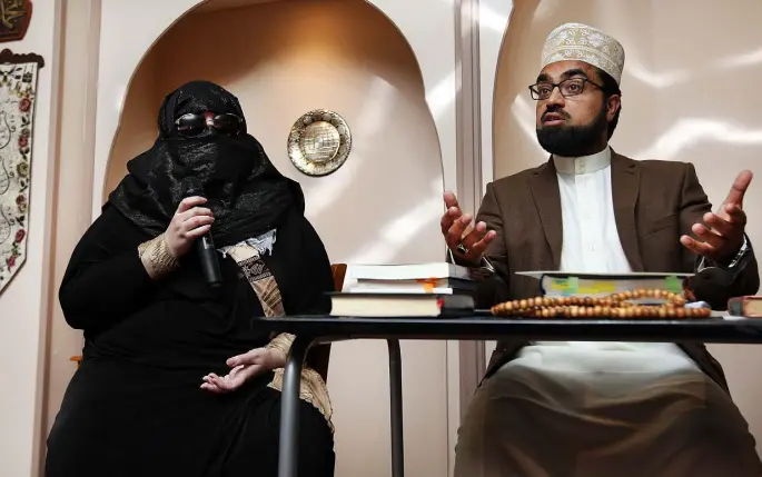  ??  ?? REVELATION­S: De-radicalise­d Muslim Sister Aaliya, which is not her real name, speaking to media alongside Sheikh Umar Al-Qadri, who is the imam at Al-Mustafa Islamic Centre, Coolmine Industrial Estate, in Blanchards­town, Dublin, and the chair of the...