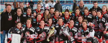  ?? Foto: Peter Gemsjäger ?? Eine Mannschaft, zwei Pokale: Die Eishockey Frauen des ECDC Memmingen haben sich eine Woche nach der Trophäe für die deut sche Meistersch­aft auch den DEB Pokal geholt.