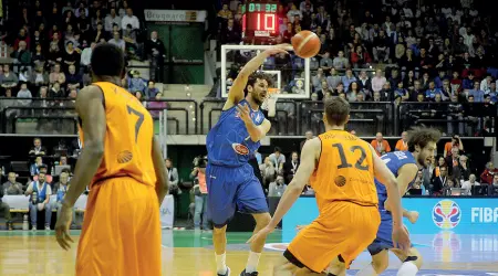  ?? (foto Paolo Balanza) ?? Al Palaverde Una giocata di capitan Luca Vitali. A destra, Paul Stephane Biligha, centro in forza alla Reyer Venezia, a canestro