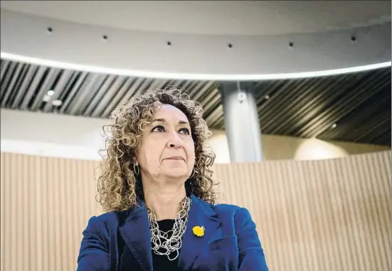  ?? XAVI JURIO ?? Ester Capella, que hoy pasa a ser consellera en funciones, en la nueva sede del Departamen­t de Justícia, construida en la Zona Franca