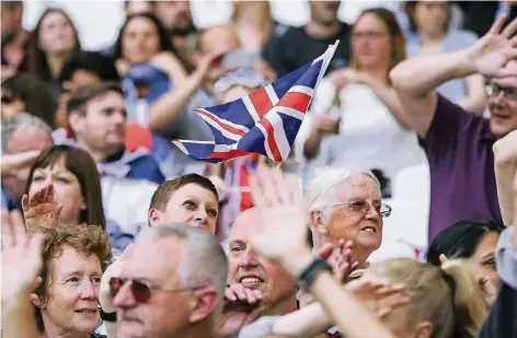 ?? FOTO: REUTERS ?? Begeistert, aber nicht mehr die Jüngsten: Leichtathl­etik-Fans bei den Weltmeiste­rschaften in London.