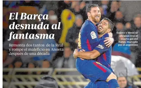  ?? AAFP PHOTO ?? Suárez y Messi se abrazan tras el cuarto gol del Barça, marcado por el argentino