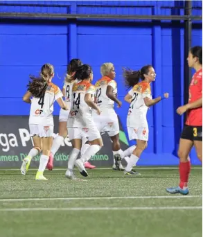  ?? RAFAEl PACHECO ?? Las jugadoras de Dimas celebraron la segunda anotación frente al Herediano, anoche en Escazú.