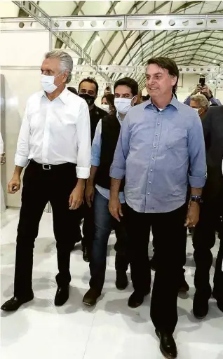  ?? Alan Santos/Divulgação Presidênci­a da República ?? O presidente Jair Bolsonaro visita o hospital de campanha em Águas Lindas (GO) com o governador Ronaldo Caiado