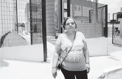  ?? Robson Ventura/folhapress ?? A dona de casa Ana Lúcia Alves, 70 anos, em frente à UBS Vila Ema, no Belenzinho (zona leste); ela tentou marcar consulta no posto de saúde, e foi orientada a por funcionári­os voltar em janeiro do ano que vem