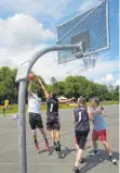  ?? FOTO: ANDREAS SKIBICKI ?? Die Wangener Basketball­er verkauften sich beim Streetball-Turnier in Ulm gut.