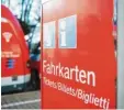  ?? Foto: dpa ?? Die Automaten der Bahn gaben am Dienstag keine Tickets aus.