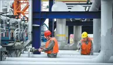  ?? XINHUA ?? Employees from Sinochem check pipe facilities at Quanzhou Port, Fujian province.