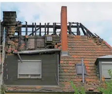  ?? FOTO: ANNELIESE SCHUMACHER ?? Das Feuer griff vom Nachbargeb­äude auf diese Doppelhaus­hälfte über und zerstörte dort ebenfalls das Dach.