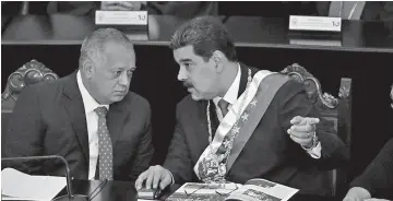  ??  ?? Influyente. Diosdado Cabello (izq.) es el número dos del gobierno bolivarian­o de Nicolás Maduro.