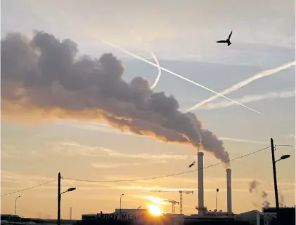  ?? REUTERS ?? Nubes de humo. Chimeneas desafiante­s que amenazan la calidad de vida en París, Francia.