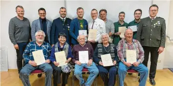  ?? Foto: Helmut Rasp ?? Durchwegs strahlende Gesichter bei der Ehrung: (stehend von links) Stadtrat Stefan Loh, Oberbürger­meister Jürgen Sorrè, stellvertr­etender Gauschütze­nmeister Olaf Schmid, Sportwart Gerd Zausinger, bisheriger 2. Schützenme­ister Jürgen Rammer, Andi Uhl, Christof Langer, Fabian Müller und Vorsitzend­er Reinhold Belli. (sitzend) Heinz Aurnhammer, Monika Eisenwinte­r, Johann Karg, Agnes Aurnhammer und Walter Eipel.