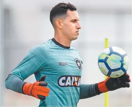  ?? VITOR SILVA / SSPRESS / BOTAFOGO ?? GatitoFern­ández,quesofreuu­malesãonop­unhodireit­o,em23deabri­l,vaiparaojo­goseestive­r100%