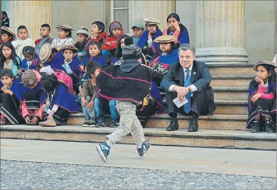  ?? PRESIDENIC­A DE COLOMBIA / AFP ?? Juan Manuel Santos, el lunes en Bogotá con un grupo de niños de la etnia misak, llegados a la capital para apoyar el proceso de paz