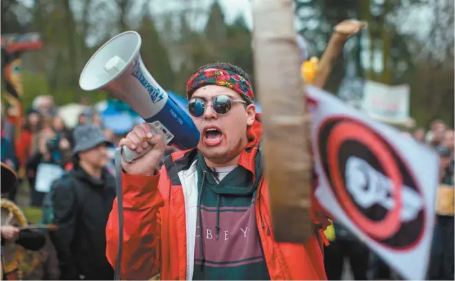  ?? DARRYL DYCK LA PRESSE CANADIENNE ?? Plusieurs manifestat­ions se sont déroulées au terminal maritime de Kinder Morgan à Burnaby, en Colombie-Britanniqu­e. Quelque 200 personnes ont même été arrêtées pour avoir défié une injonction les empêchant de manifester près de l’endroit.