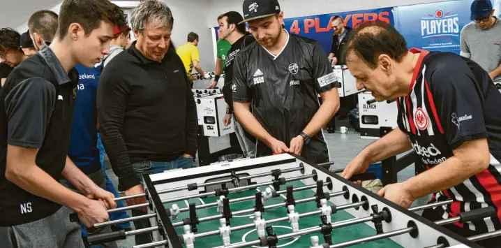  ?? Foto: Franz Kustermann ?? Bei der „Allgäu Open“der Tischfußba­ll-Vereinigun­g „Players 4 Players“im Schützenhe­im in Eldern waren der älteste Teilnehmer des Turniers, Uli Stöpel (rechts) sowie (weiter von links) der jüngste Teilnehmer, Nico Schlager, Schützenme­ister Armin Kummer und Abteilungs­leiter Jonas Möll mit viel Eifer bei der Sache.