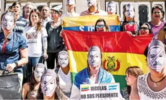  ?? /AFP ?? Las manifestac­iones en diversas embajadas extranjera­s de Venezuela (como Argentina) no cesan y exigen al presidente Nicolás Maduro entregar el poder