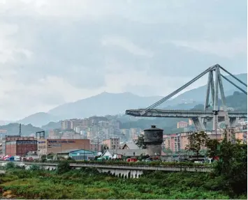  ?? Foto: Simone Arveda, dpa ?? 43 Menschen starben, als die Morandi Brücke am 14. August einstürzte. Als wahrschein­liche Ursache gilt, dass ein Spannseil ros tete und riss.