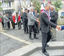  ??  ?? les autorités saluant les poprte drapeaux