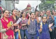  ?? HT FILE/RAVI KUMAR ?? People protest against the rape and murder of a teenager at Kotkhai, in Shimla, Himachal Pradesh.