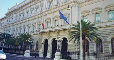  ??  ?? Authority La sede della Banca d’italia in via Nazionale a Roma. L’authority replica con un dettagliat­o documento ai dubbi sulla stabilità delle banche avanzati dal «New York Times»