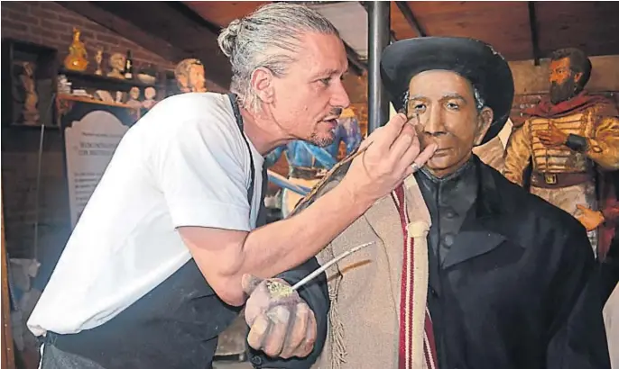  ?? LA VOZ ?? ÚLTIMOS DETALLES. Julio Incardona, escultor de Alta Gracia, le da los últimos toques de pintura a la escultura del “Cura Gaucho” que enviará a la misión del sacerdote Diego Cano en Tanzania, en África.