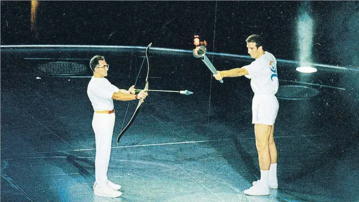  ?? FOTO: E. OMEDES ?? La escena que cautivó al mundo. Epi, entregando el fuego a Antonio Rebollo en la inauguraci­ón de los Juegos. Se cumplen hoy 25 años de una imagen que se repetirá en la Plaça Catalunya con la ayuda de Purificaci­ón Santamarta