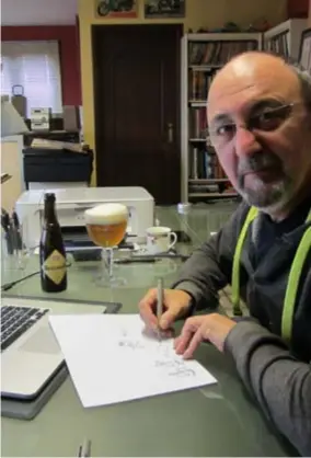  ?? FOTO JAN VORSSELMAN­S ?? Quirit met pen en computer aan het werk in zijn atelier. Na zijn werk geniet hij graag van een Westmalse trappist.