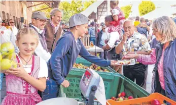  ?? FOTO: AH ?? Äpfel, wohin man schaut: Die Früchte spielen beim Apfelmarkt in Oberdorf die Hauptrolle.