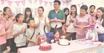  ??  ?? Yeap (sixth right) and Anna (seventh right) singing birthday song for Pearl and Caleb together with the students and family members.