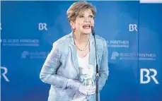  ?? FOTO: MATTHIAS BALK/DPA ?? Fernsehmod­eratorin Carolin Reiber bei der Verleihung des Bayerische­n Fernsehpre­ises. Sie bekam den Ehrenpreis.