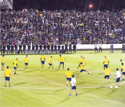  ?? J. SANCHEZ ?? Rodeados de pasión. El plantel de Boca, anoche, en el estadio Antonio Romero, ante una multitud.