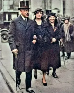  ?? AUTHOR ?? Left: Numerous awards and decoration­s came Gresley’s way. None were more deserved than his knighthood, awarded in 1936. He is pictured with his daughter Violet and sister Beatrice on the way to Buckingham Palace.
Below: ‘W1’ 4-6-4 No. 10000 – Gresley’s attempt to take steam locomotion a giant step forward. With its four cylinders, high pressure water tubed boiler and a degree of streamlini­ng, it certainly attracted attention. Here a newsreel cameraman films this unique locomotive on the turntable at King’s Cross.