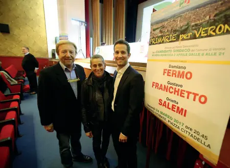  ??  ?? Il confronto
I tre candidati alle primarie del Pd ieri sera al Teatro Stimate: da sinistra, Gustavo Franchetto, Orietta Salemi e Damiano Fermo