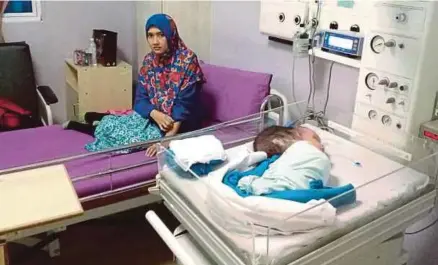  ?? [FOTO SHAHRINNAH­AR LATIB/BH] ?? Mardiah bersama Siti Nur Aafiyah ketika menerima rawatan di PPUM.