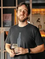  ??  ?? Lucas Meneghetti, cervejeiro caseiro premiado em concursos nacionais, juiz National do BJCP, sommelier de cervejas e fundador do Roister