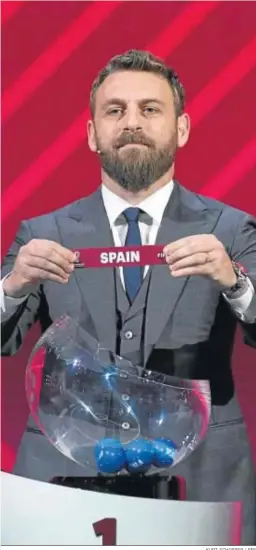  ?? KURT SCHORRER / EFE ?? El italiano Daniele de Rossi saca la papeleta de España en el sorteo.