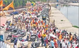  ?? RAVINDRA RAJPUT/HT ?? Supporters of CM Uddhav Thackeray take to the streets, in Nashik on Sunday.