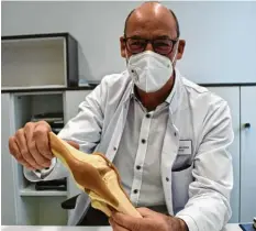  ?? Foto: jsto ?? Chefarzt Dr. Thomas Seeböck‰Göbel ist Unfallchir­urg am Mindelheim­er Kranken‰ haus. Hier zeigt er das Modell eines Kniegelenk­s.