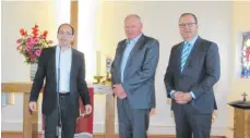  ?? FOTO: PAUL HAUG ?? Pfarrer Thomas Gerold bekam am Wochenende Glückwünsc­he und Präsente von Pfarrer Adolf Buhl und Bürgermeis­ter Walter Hengstler, anlässlich des 60-jährigen Bestehens der Markuskirc­he.
