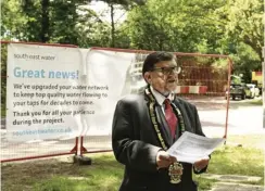  ?? Picture: South East Water ?? Wokingham borough mayor, Cllr Malcolm Richards, declares Nine Mile Ride reopen for business